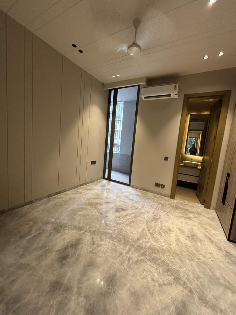 Room, greater kailash i 4 Bedroom 300 Sq.Yd. Builder Floor In Greater Kailash I Delhi 9102032