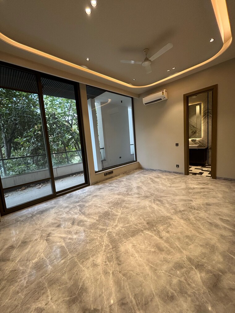 Room, greater kailash i 4 Bedroom 300 Sq.Yd. Builder Floor In Greater Kailash I Delhi 9102032