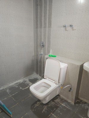 Furnished Amenities in 3 BHK Apartment at Sector 19b Dwarka – for Sale