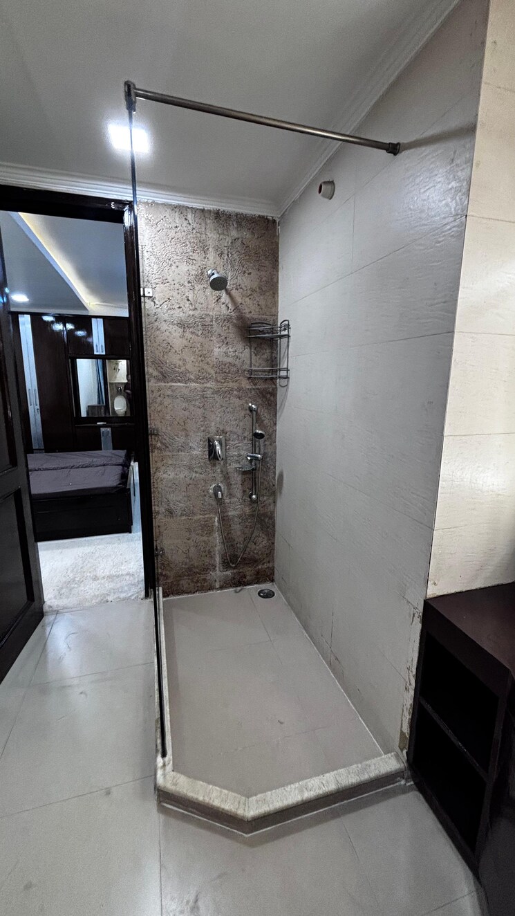 Bathroom, greater kailash i 4 Bedroom 300 Sq.Yd. Builder Floor In Greater Kailash I Delhi 9102050