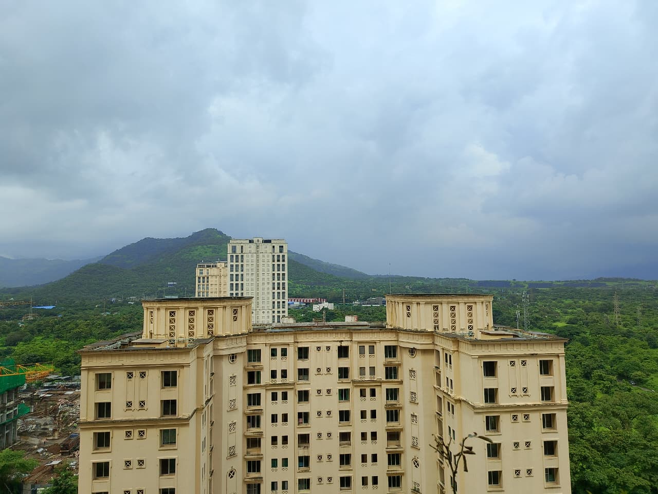 2 BHK Apartment For Rent in Hiranandani Fortune City
