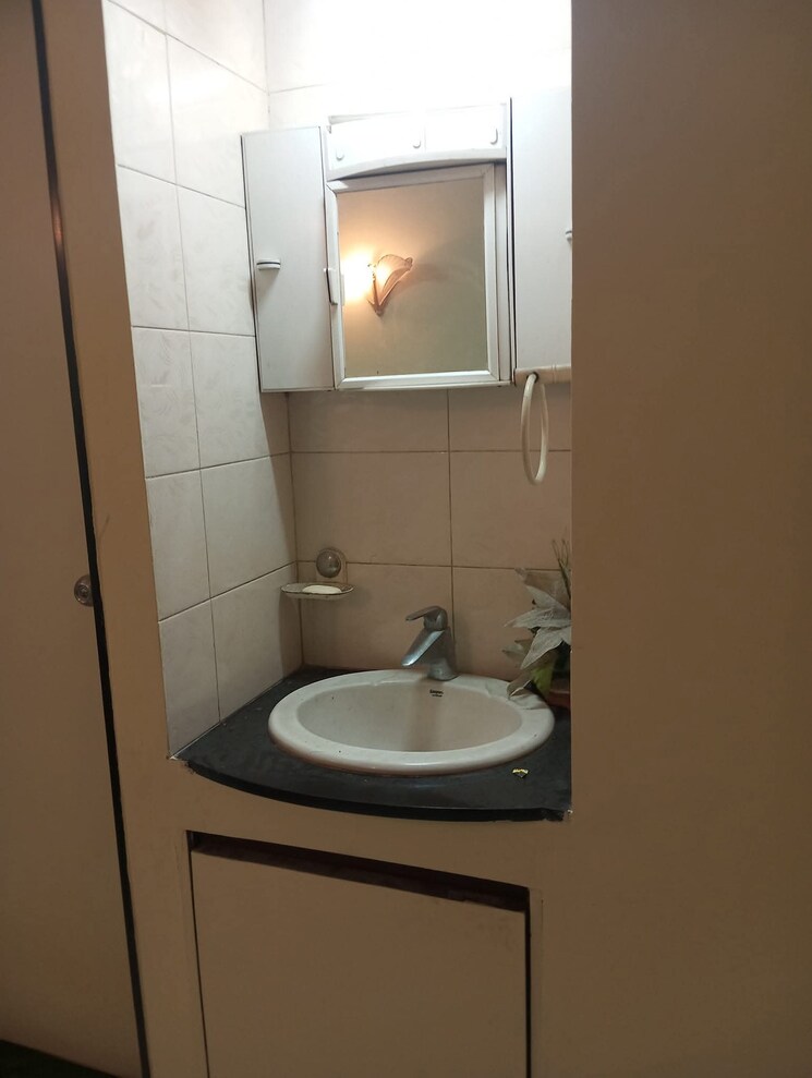 Bathroom, mahim 1 Bedroom 350 Sq.Ft. Apartment In Mahim Mumbai 9102126