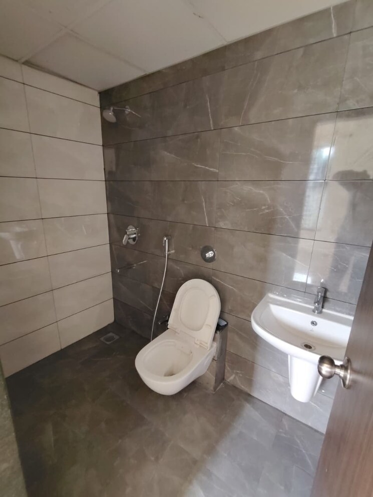 Bathroom, jhamtani-vision-ace-phase-1 1 Bedroom 409 Sq.Ft. Apartment In Tathawade Pune 9102160
