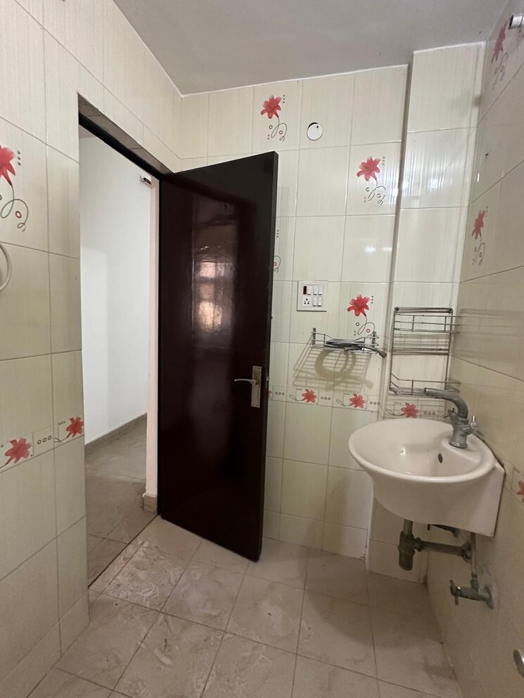 Bathroom, sector 12 dwarka 3 Bedroom 1400 Sq.Ft. Apartment In Sector 12 Dwarka Delhi 9102175