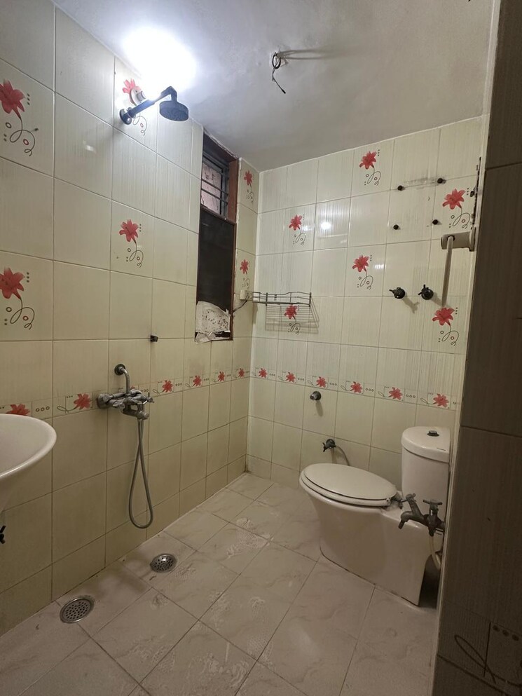 Bathroom, sector 12 dwarka 3 Bedroom 1400 Sq.Ft. Apartment In Sector 12 Dwarka Delhi 9102175