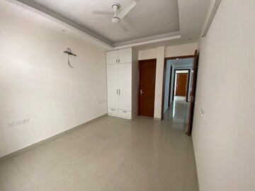 Room in 3 BHK Builder Floor at Ansal Royale Casa, Sector 55 – for Rent