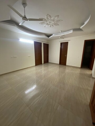 Room in 3 BHK Builder Floor at Ansal Royale Casa, Sector 55 – for Rent