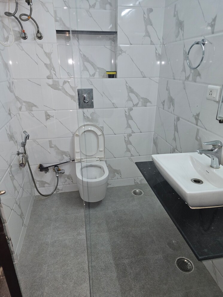 Bathroom, sector 10 dwarka 3 Bedroom 1500 Sq.Ft. Apartment In Sector 10 Dwarka Delhi 9102280