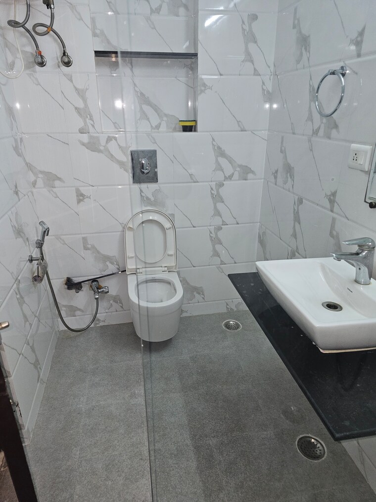 Bathroom, sector 10 dwarka 3 Bedroom 1500 Sq.Ft. Apartment In Sector 10 Dwarka Delhi 9102280