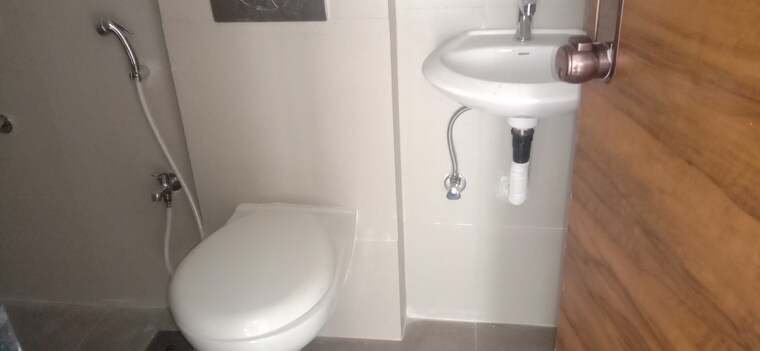 Bathroom, je-and-vee-om-trimurti 3 Bedroom 941 Sq.Ft. Apartment In Malad East Mumbai 9102288