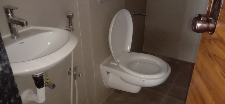 Bathroom, je-and-vee-om-trimurti 3 Bedroom 941 Sq.Ft. Apartment In Malad East Mumbai 9102288