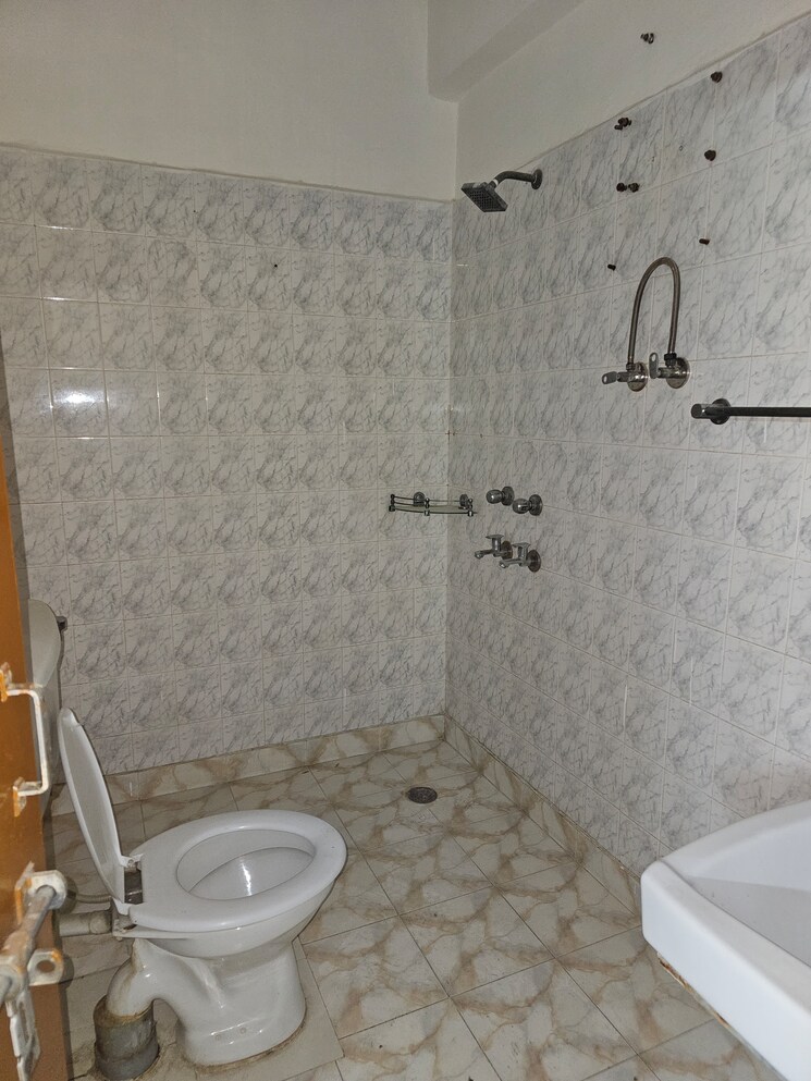 Bathroom, new-millennium-apartments-rao-cghs 3 Bedroom 1800 Sq.Ft. Apartment In Sector 23 Dwarka Delhi 9102322