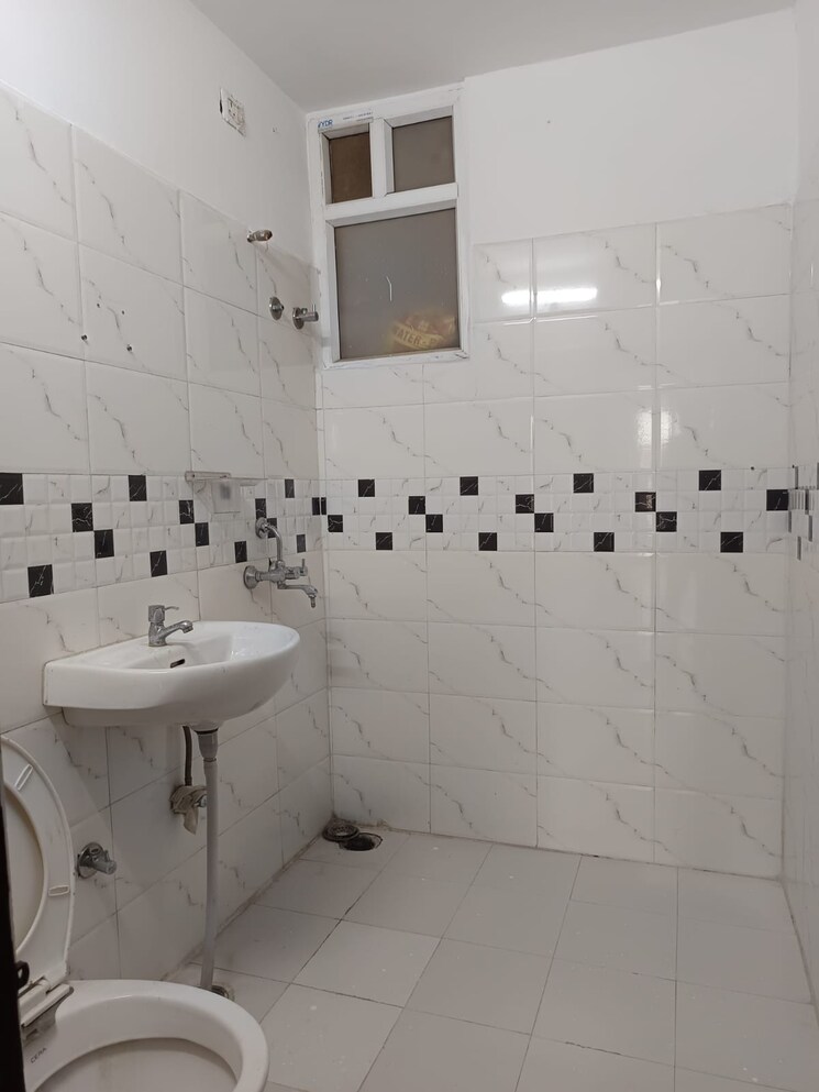 Bathroom, green-valley-heights 4 Bedroom 2200 Sq.Ft. Apartment In Dhakoli Zirakpur 9102360