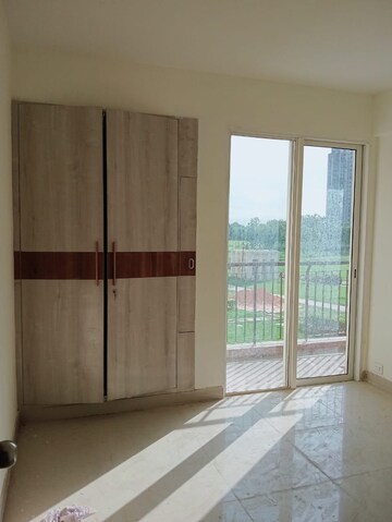 Room in 3 BHK Apartment at Jaypee Greens Aman, Sector 151 – for Rent