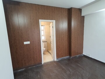 Room in 3.5 BHK Apartment at BPTP The Resort, Sector 75 – for Rent