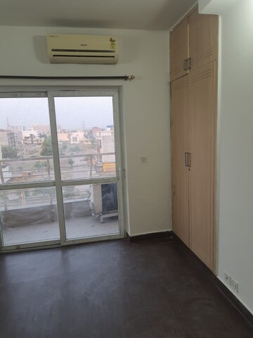 Room in 3.5 BHK Apartment at BPTP The Resort, Sector 75 – for Rent