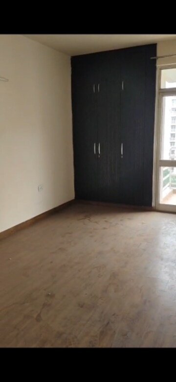Room in 3 BHK Apartment at Piyush Heights, Sector 89 – for Rent