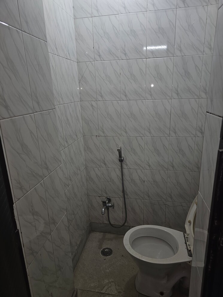 Bathroom, sector 22 dwarka 3 Bedroom 1500 Sq.Ft. Apartment In Sector 22 Dwarka Delhi 9102424