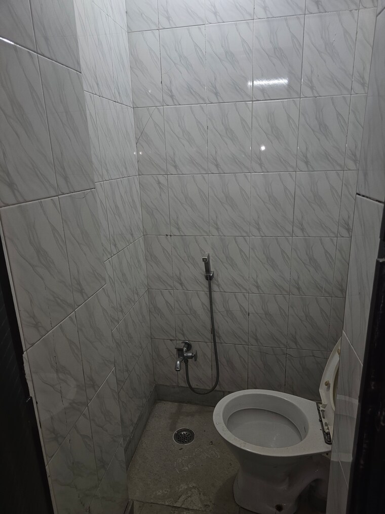 Bathroom, sector 22 dwarka 3 Bedroom 1500 Sq.Ft. Apartment In Sector 22 Dwarka Delhi 9102424