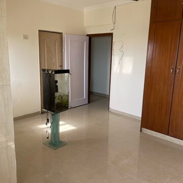 Room in 2 BHK Apartment at Avinash Apartments, Seven Bunglow – for Rent
