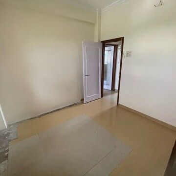 Room in 2 BHK Apartment at Avinash Apartments, Seven Bunglow – for Rent
