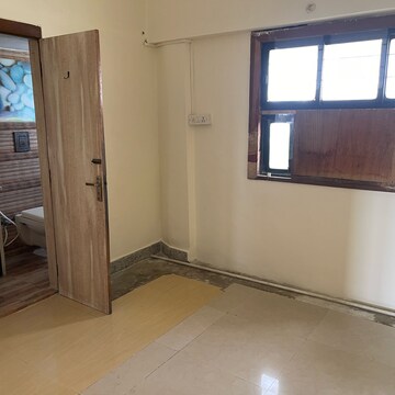 Room in 2 BHK Apartment at Avinash Apartments, Seven Bunglow – for Rent