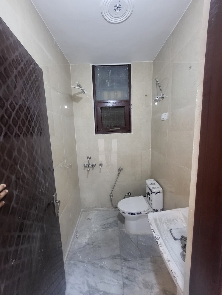 Bathroom, green fields colony 4 Bedroom 180 Sq.Yd. Builder Floor In Green Fields Colony Faridabad 9102494