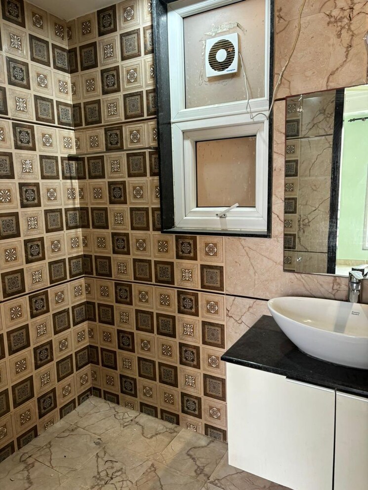 Bathroom, chittaranjan park 3 Bedroom 160 Sq.Yd. Builder Floor In Chittaranjan Park Delhi 9102504