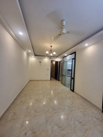 Room in 3 BHK Builder Floor at Sector 9 – for Rent