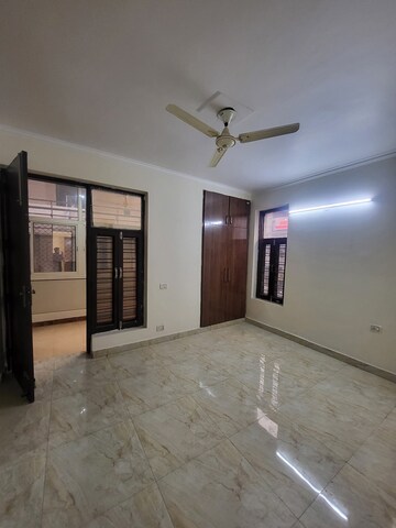 Room in 3 BHK Builder Floor at Sector 9 – for Rent