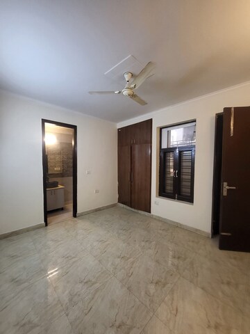 Room in 3 BHK Builder Floor at Sector 9 – for Rent