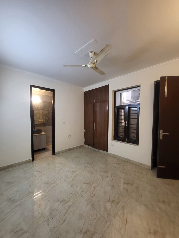 Room, sector 9 3 Bedroom 250 Sq.Yd. Builder Floor In Sector 9 Faridabad 9102544