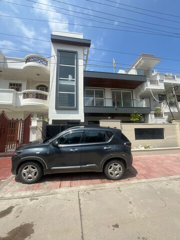 Parking in 3 BHK Builder Floor at Sector 9 – for Rent