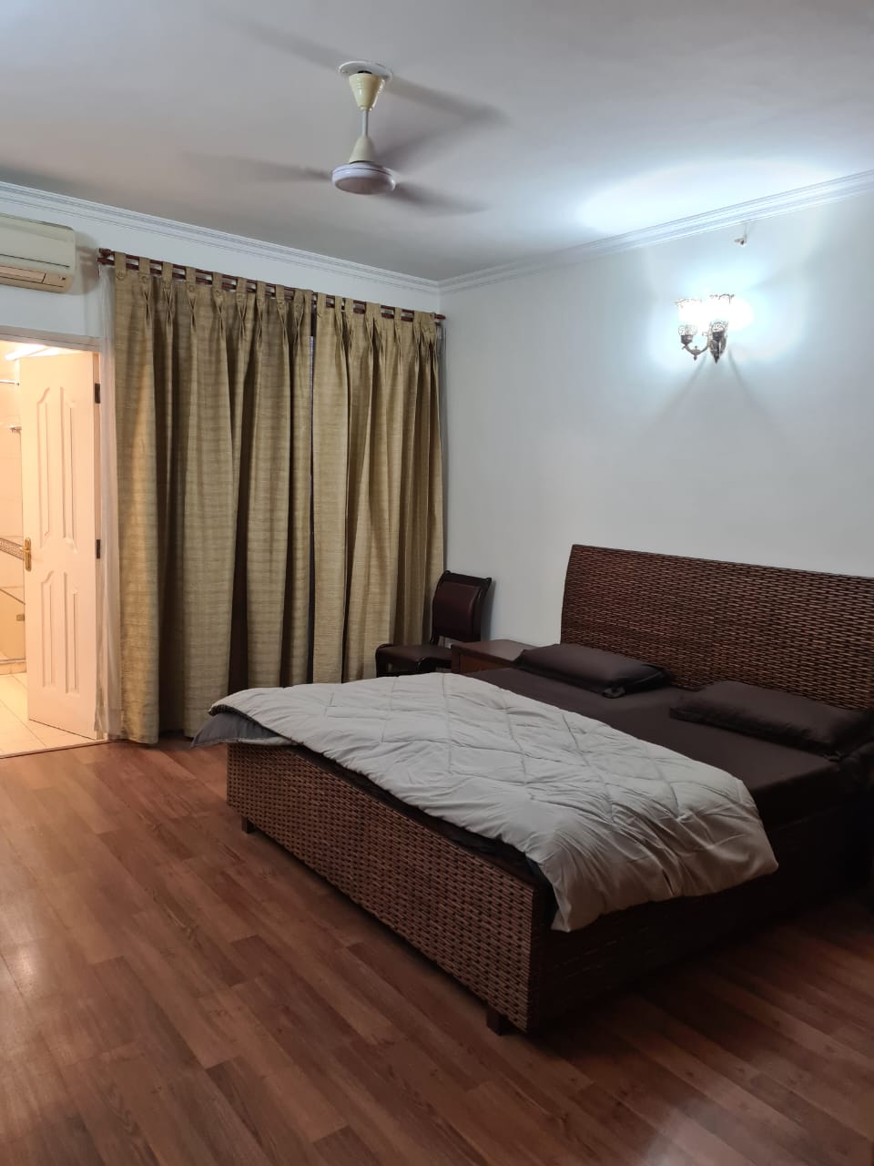 4 BHK + Servant Room 2600 Sq.Ft. Apartment in DLF Westend Heights