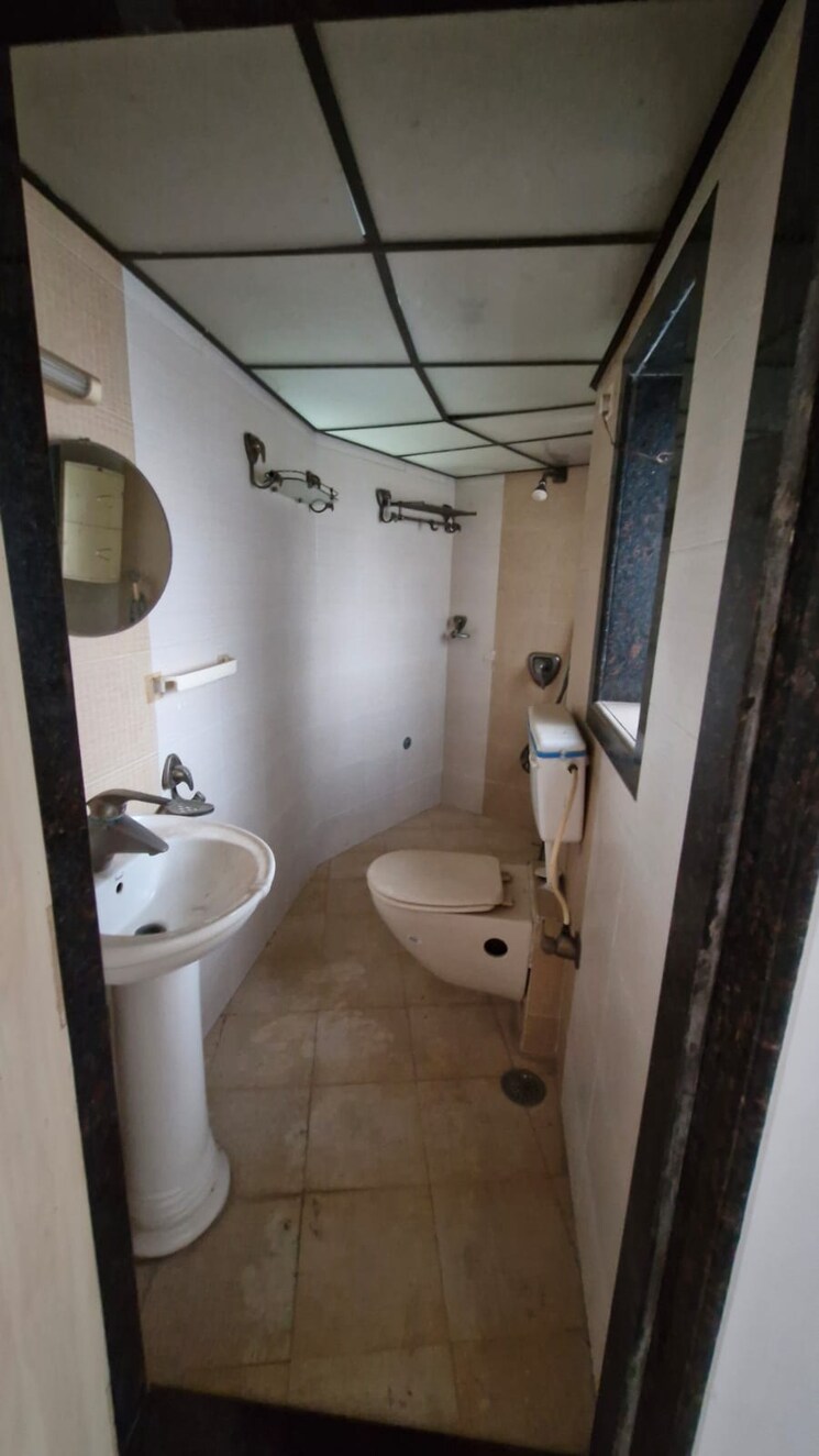 Bathroom, gold-crown 1 Bedroom 700 Sq.Ft. Apartment In Andheri West Mumbai 9102586