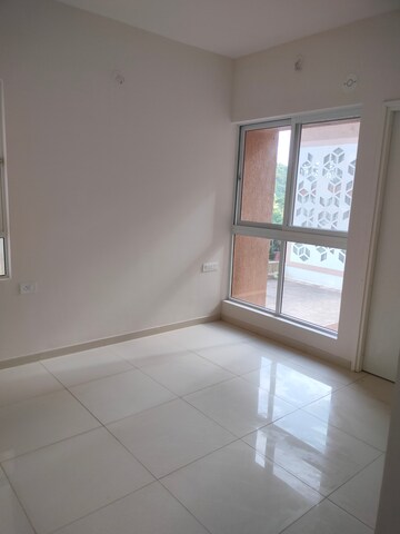 Room in 3 BHK Apartment at Godrej Green Vistas, Mahalunge – for Rent