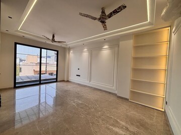 Room in 4 BHK Builder Floor at Dlf Phase ii – for Rent