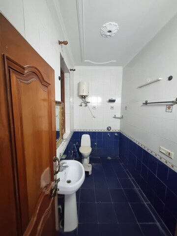 Team Area in 3 BHK Villa at Sainik Farm – for Rent
