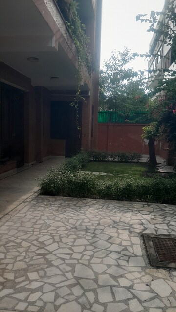Balcony in 3 BHK Builder Floor at Unitech South City II, Sector 50 – for Rent