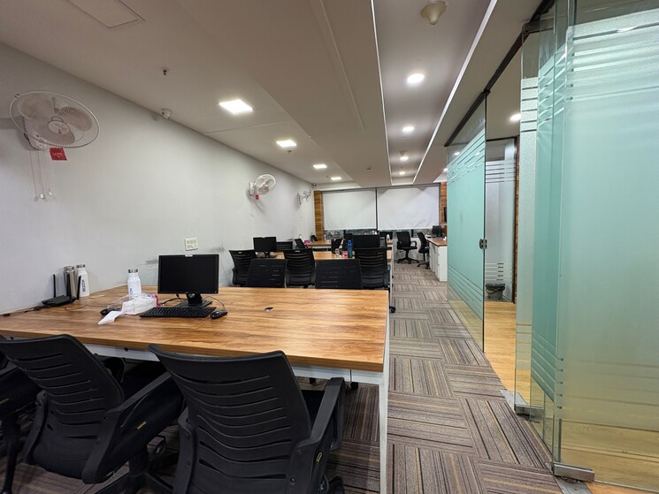 Team Area, netaji subhash place Commercial Office Space 2100 Sq.Ft. In Netaji Subhash Place Delhi 9102941