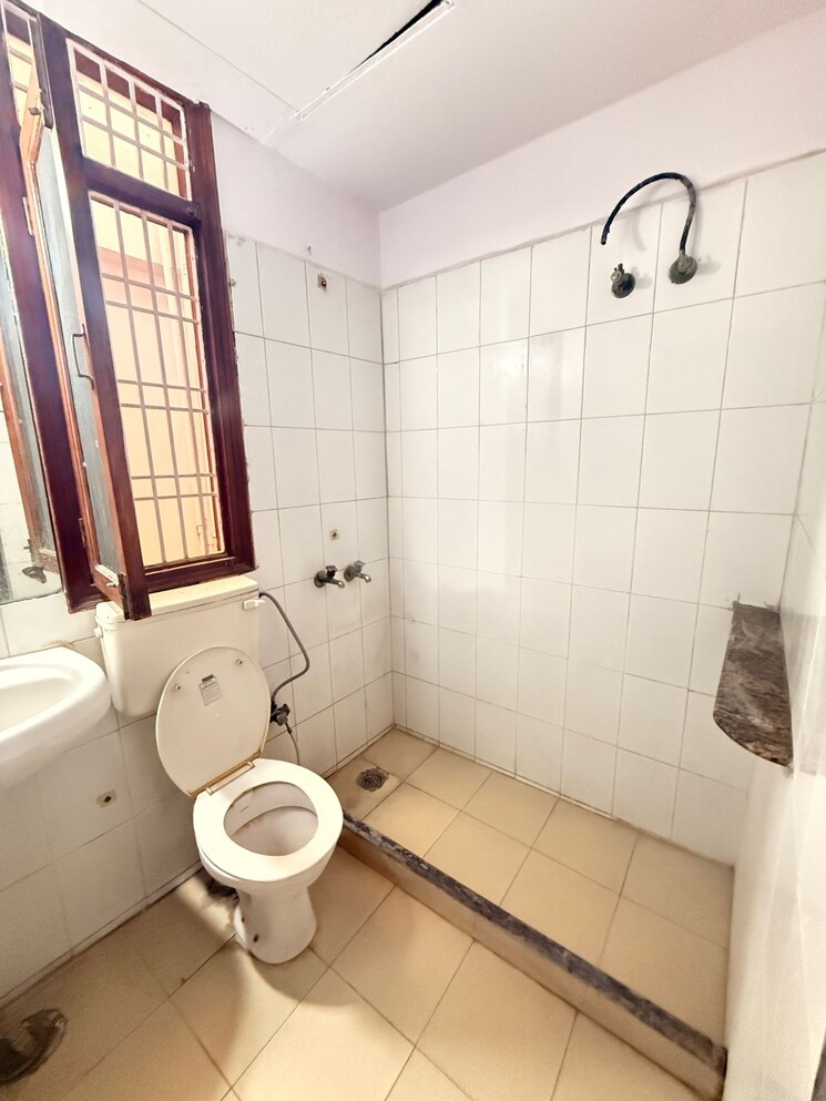 Bathroom, dwarka 1 Bedroom 53 Sq.Yd. Apartment In Dwarka Delhi 9102969