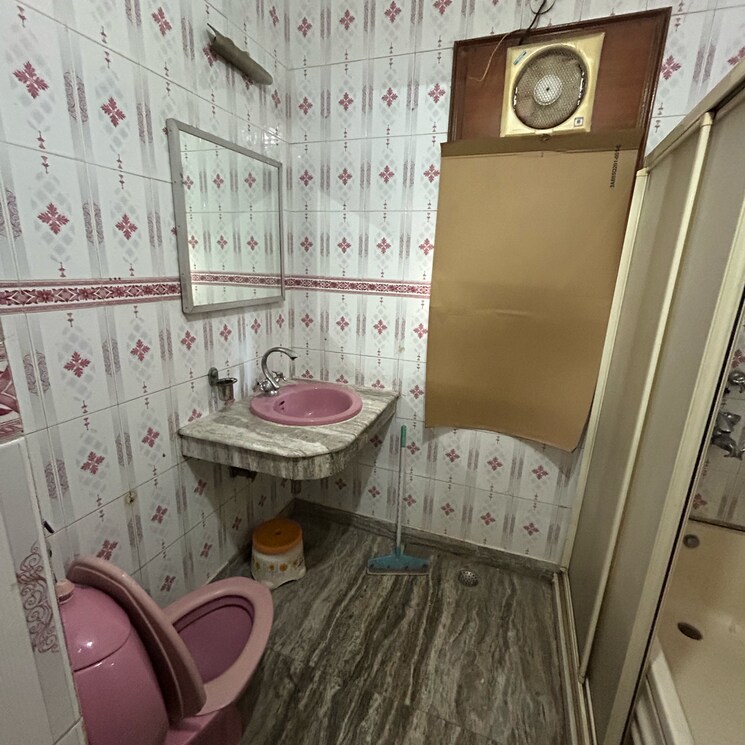 Bathroom, lajpat nagar ii 2 Bedroom 1200 Sq.Ft. Builder Floor In Lajpat Nagar ii Delhi 9103027