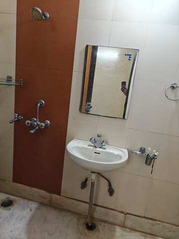 Master Bedroom in 1 BHK Builder Floor at Sector 46 – for Rent