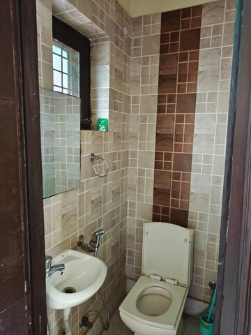 Bathroom in 1 BHK Builder Floor at Sector 46 – for Rent