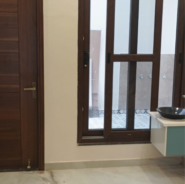 Room in 5 BHK Independent House at Sushant Golf City – for Rent