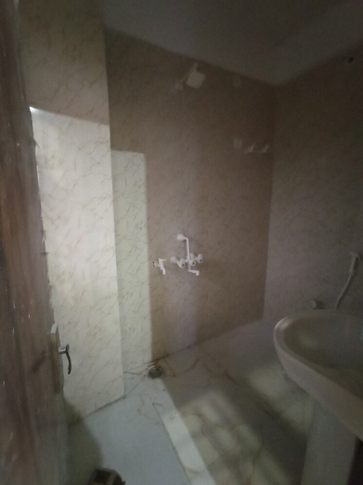 Attached Bathroom, sector 112 6+ Bedroom 240 Sq.Yd. Independent House In Sector 112 Noida 9103306