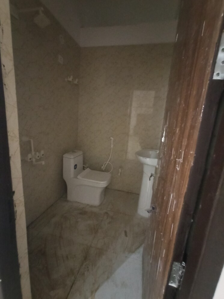 Bathroom, sector 112 6+ Bedroom 240 Sq.Yd. Independent House In Sector 112 Noida 9103306