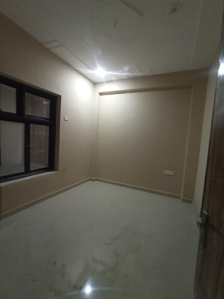 undefined, sector 112 6+ Bedroom 240 Sq.Yd. Independent House In Sector 112 Noida 9103306