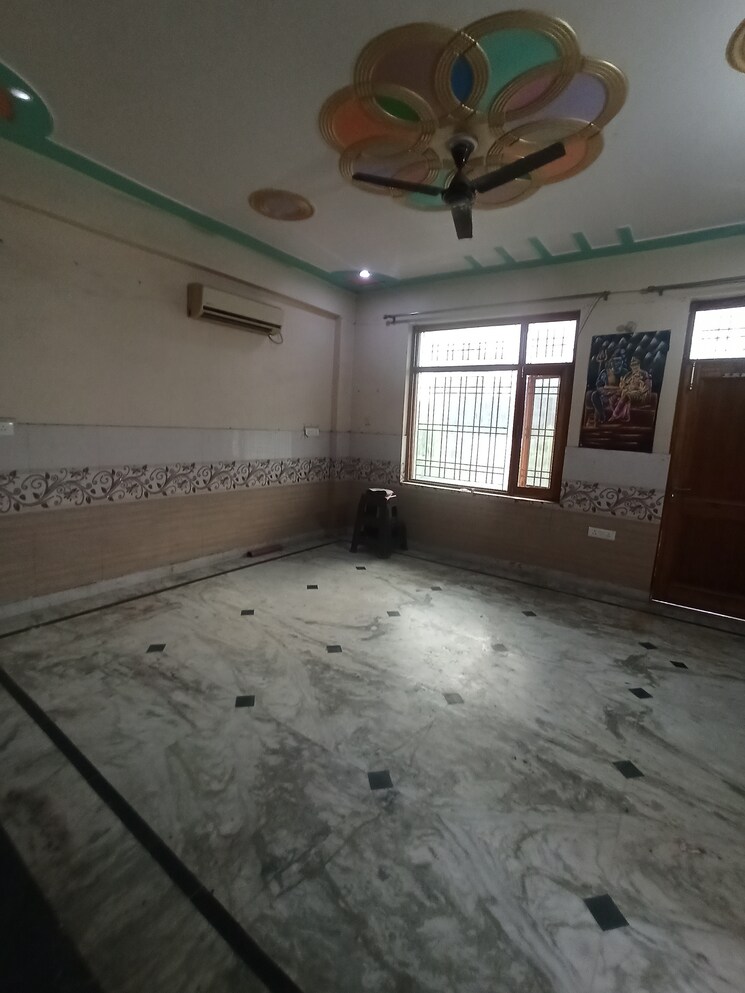 Room, sector 112 3.5 Bedroom 200 Sq.Yd. Independent House In Sector 112 Noida 9103322