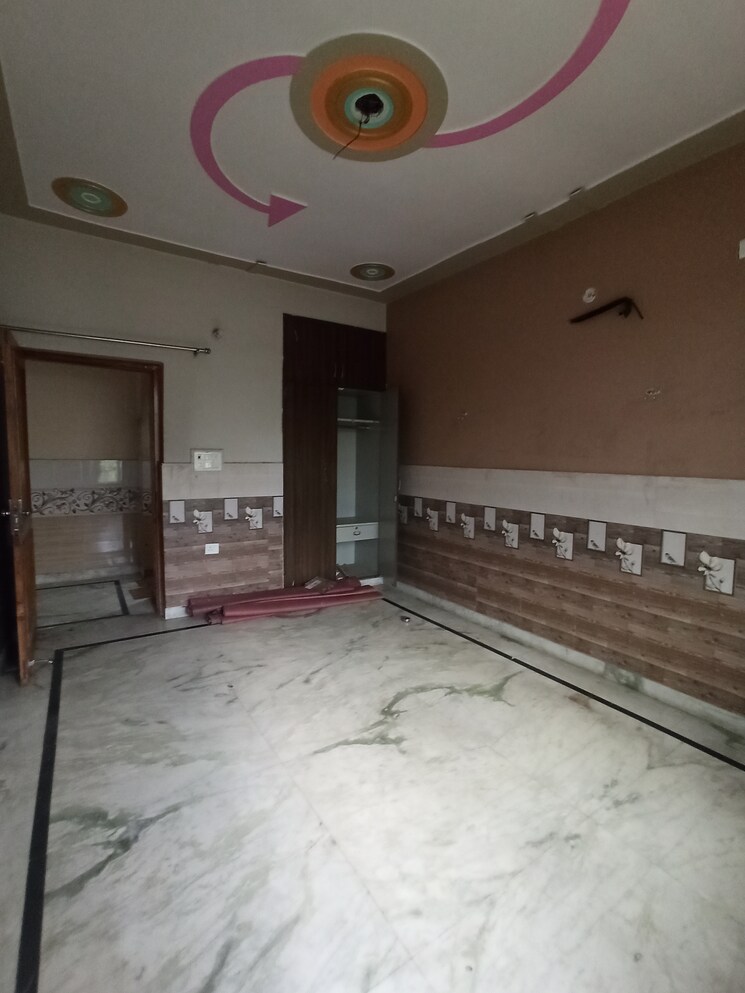 Room, sector 112 3.5 Bedroom 200 Sq.Yd. Independent House In Sector 112 Noida 9103322